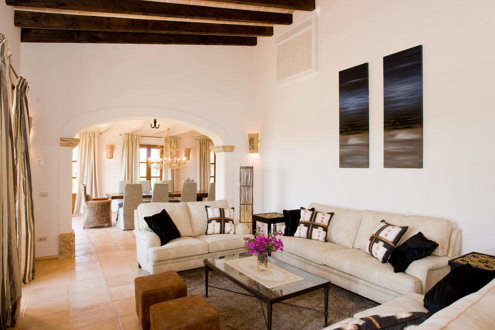 Стильный дизайн: парадная, открытая гостиная комната среднего размера в средиземноморском стиле с белыми стенами и полом из терракотовой плитки без камина, телевизора - последний тренд