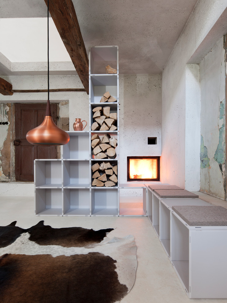 Imagen de salón abierto escandinavo de tamaño medio con paredes grises, todas las chimeneas y marco de chimenea de yeso