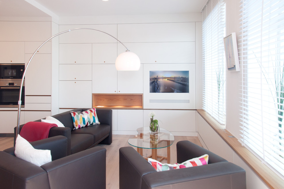 Modernes Wohnzimmer mit weißer Wandfarbe in Hamburg