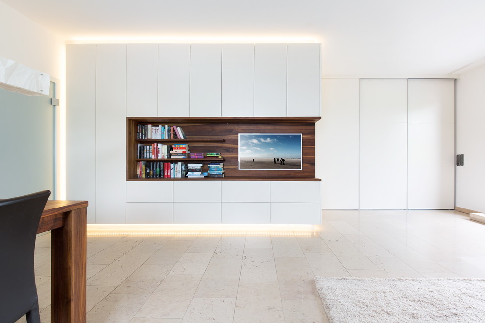 Foto på ett stort funkis loftrum, med ett finrum och en väggmonterad TV