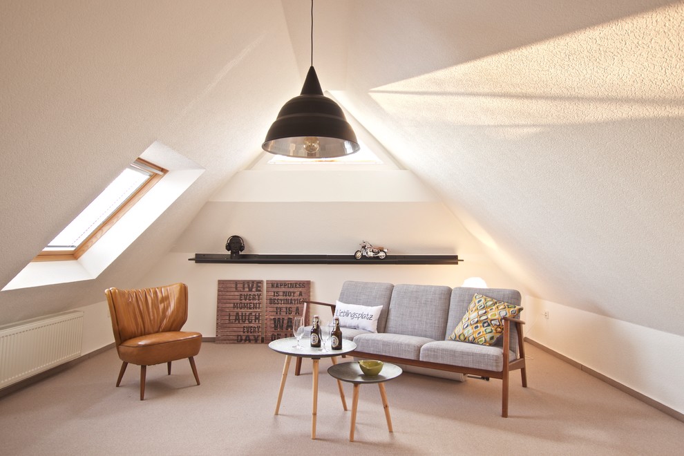 Kleines, Fernseherloses, Abgetrenntes Modernes Wohnzimmer ohne Kamin mit weißer Wandfarbe, Teppichboden und beigem Boden in Bremen