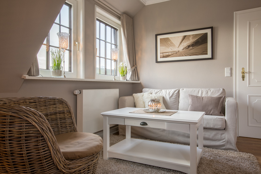 Пример оригинального дизайна: маленькая изолированная гостиная комната в стиле кантри с серыми стенами и паркетным полом среднего тона без камина, телевизора для на участке и в саду