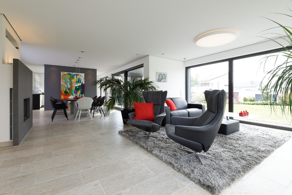 Großes, Fernseherloses, Offenes Modernes Wohnzimmer mit weißer Wandfarbe, Kamin, verputzter Kaminumrandung und beigem Boden in Stuttgart