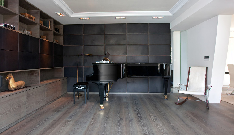 На фото: открытая гостиная комната среднего размера в классическом стиле с музыкальной комнатой, белыми стенами и темным паркетным полом без камина, телевизора