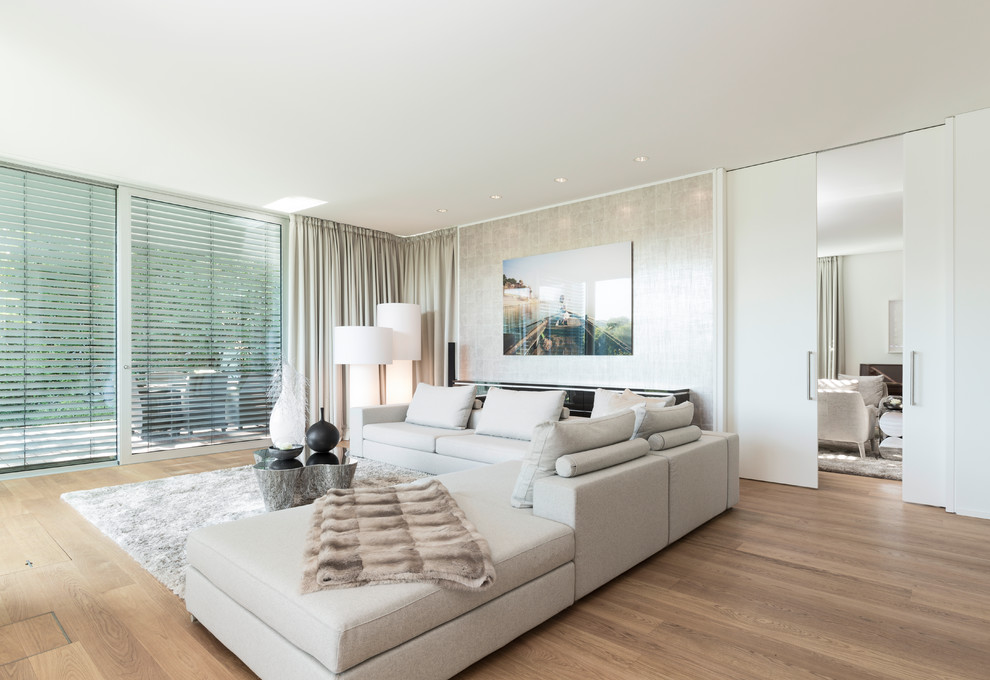 Großes, Fernseherloses, Abgetrenntes Modernes Wohnzimmer ohne Kamin mit weißer Wandfarbe, braunem Holzboden und braunem Boden in Köln