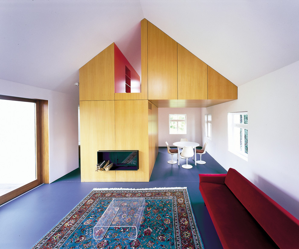 Bild på ett mellanstort funkis vardagsrum, med ett finrum, vita väggar, en standard öppen spis och en spiselkrans i trä