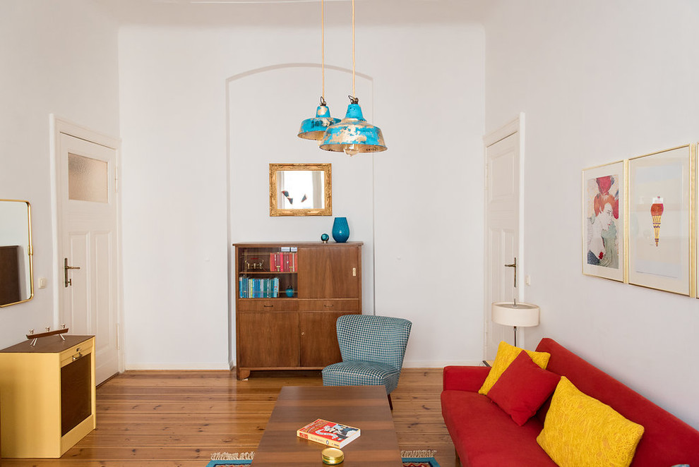 Inspiration pour une salle de séjour vintage de taille moyenne avec un mur blanc et un sol en bois brun.