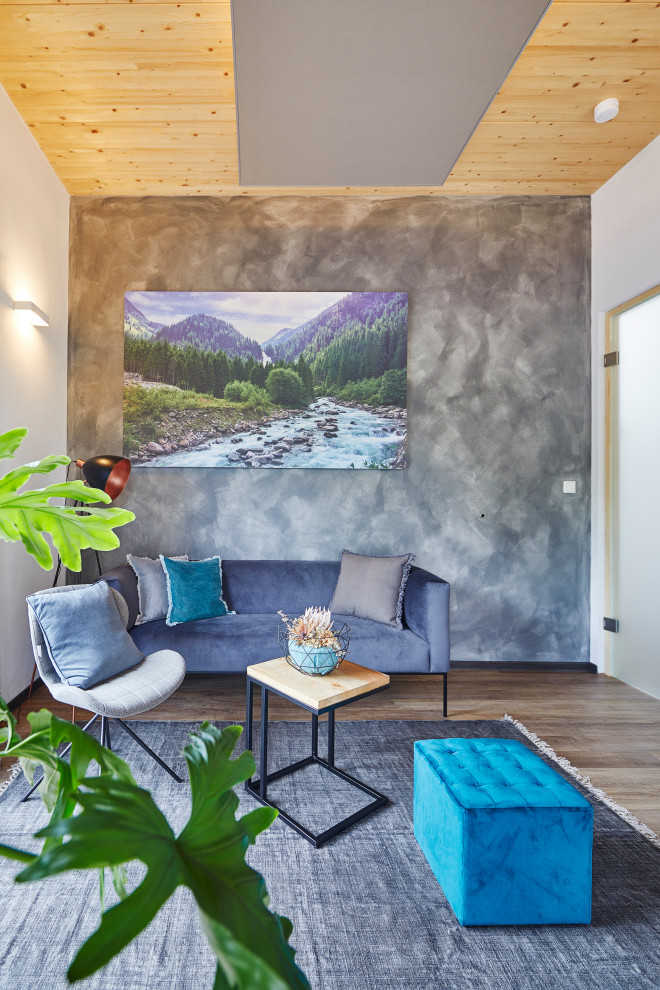 Foto di un soggiorno contemporaneo di medie dimensioni e chiuso con pareti bianche, parquet chiaro, pavimento marrone, soffitto in legno e carta da parati
