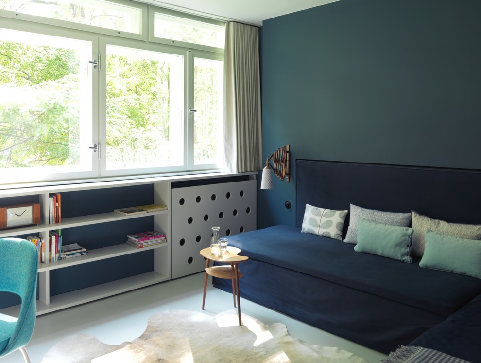 Idee per un soggiorno design aperto e di medie dimensioni con pareti blu, pavimento bianco, pavimento in linoleum e nessun camino