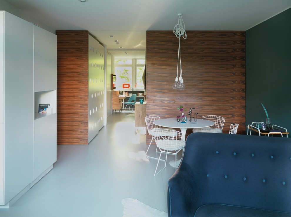 Immagine di un soggiorno minimalista aperto e di medie dimensioni con pareti blu, pavimento in linoleum, pavimento bianco, nessun camino e TV a parete