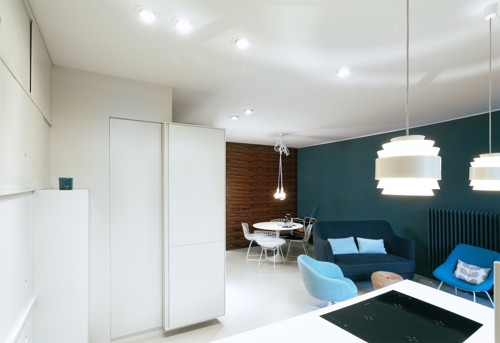 Esempio di un soggiorno design aperto e di medie dimensioni con pareti blu, pavimento in linoleum e pavimento bianco