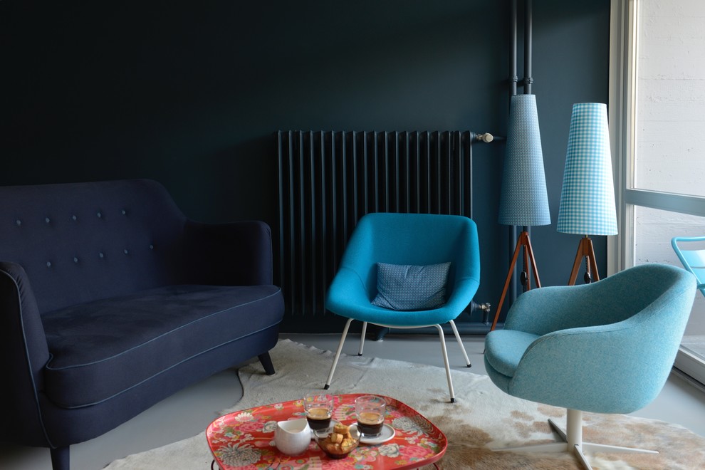 Offenes, Mittelgroßes, Fernseherloses Mid-Century Wohnzimmer ohne Kamin mit blauer Wandfarbe, Linoleum und weißem Boden in Berlin