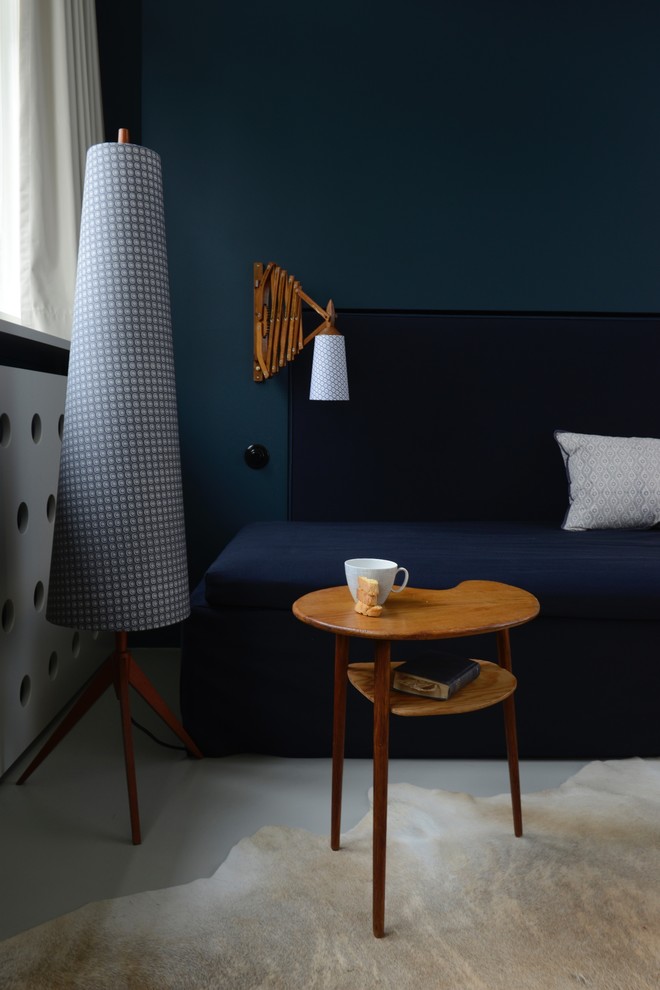 Immagine di un soggiorno design aperto e di medie dimensioni con pareti blu, pavimento in linoleum, TV a parete, pavimento bianco e nessun camino