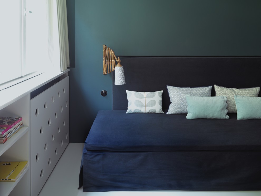 Пример оригинального дизайна: открытая гостиная комната среднего размера в современном стиле с синими стенами, полом из линолеума и белым полом без камина