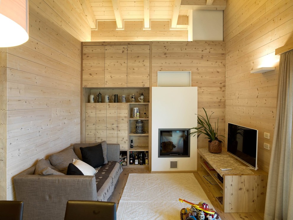 Idée de décoration pour une petite salle de séjour asiatique fermée avec un mur beige, parquet clair, un téléviseur indépendant, un sol beige, un poêle à bois et un manteau de cheminée en plâtre.