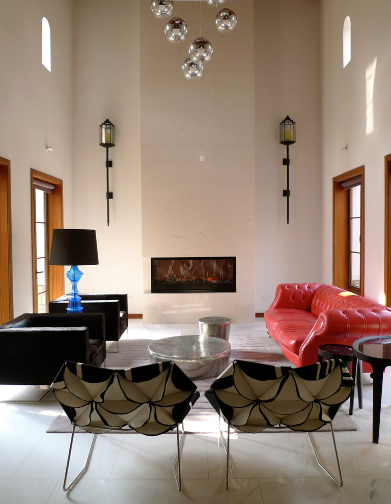 Foto de salón para visitas cerrado contemporáneo de tamaño medio sin televisor con paredes blancas, chimenea lineal y marco de chimenea de piedra
