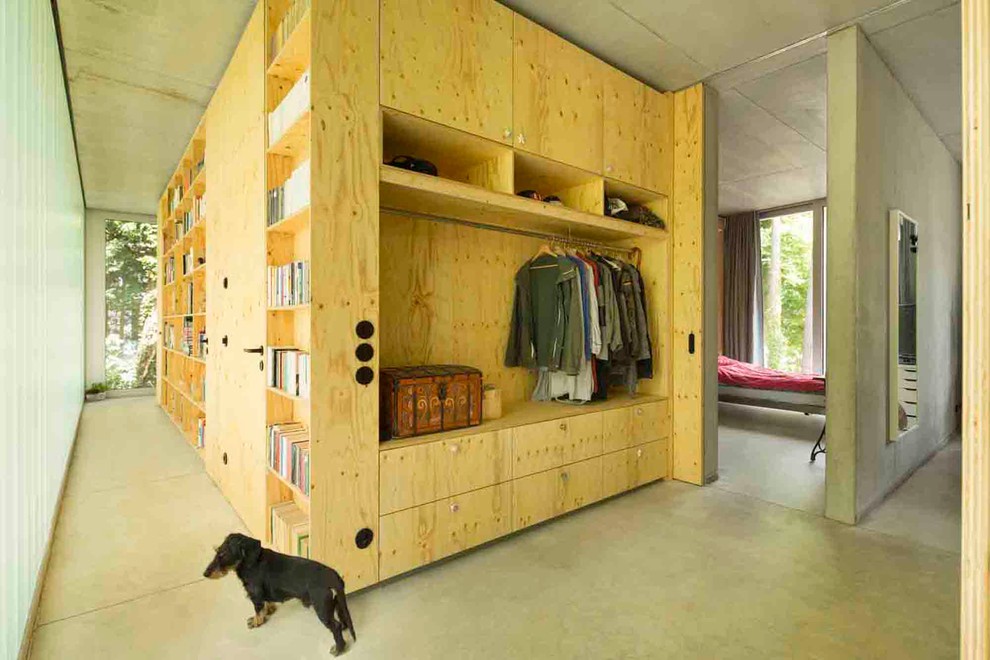 Idéer för ett litet modernt allrum med öppen planlösning, med ett bibliotek, grå väggar och betonggolv