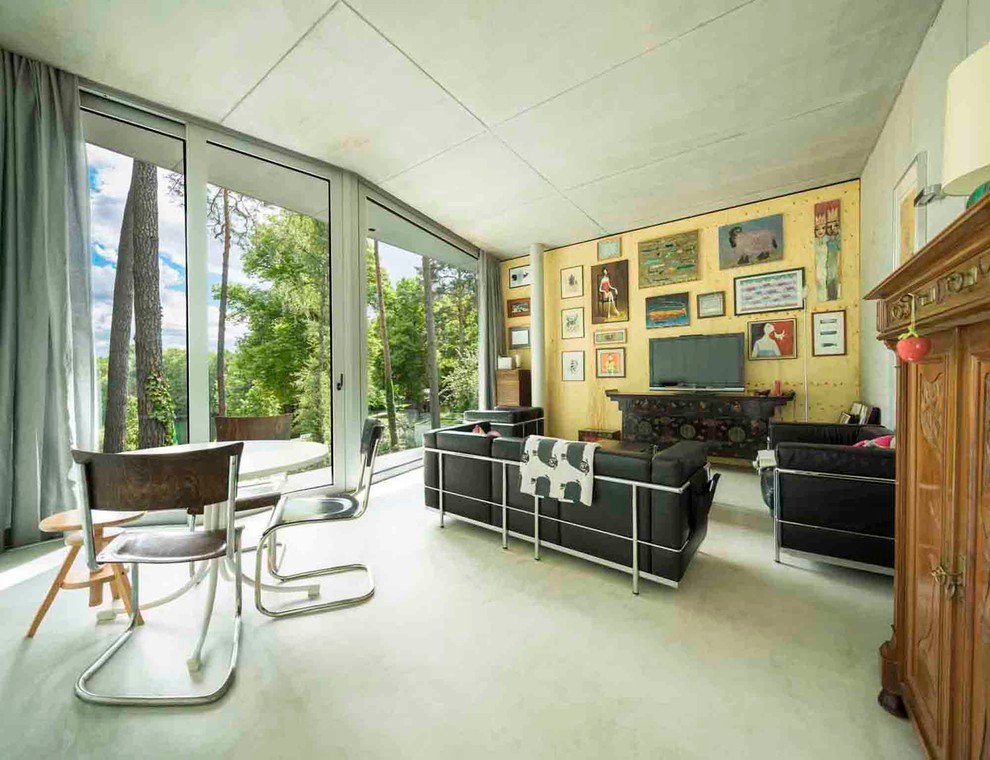 Mittelgroßes, Offenes Modernes Wohnzimmer ohne Kamin mit grauer Wandfarbe und freistehendem TV in Leipzig