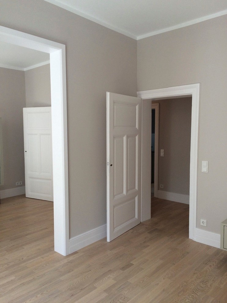 Imagen de sala de estar abierta actual con paredes beige