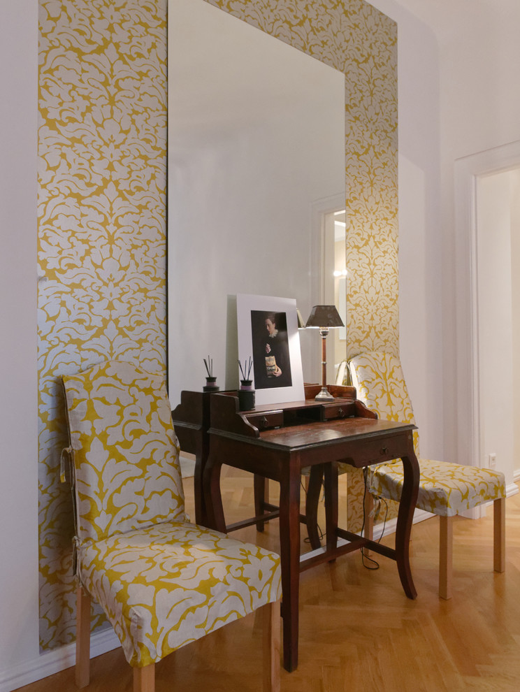 Ispirazione per un soggiorno contemporaneo di medie dimensioni e aperto con pareti bianche, pavimento in legno massello medio e pavimento beige