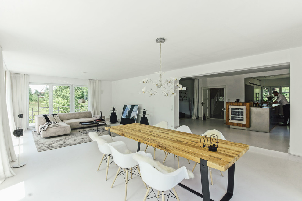 Esempio di una sala da pranzo moderna di medie dimensioni con pareti bianche, pavimento in cemento e pavimento bianco