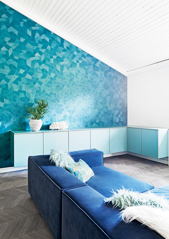 Modelo de sala de estar cerrada costera grande con paredes azules