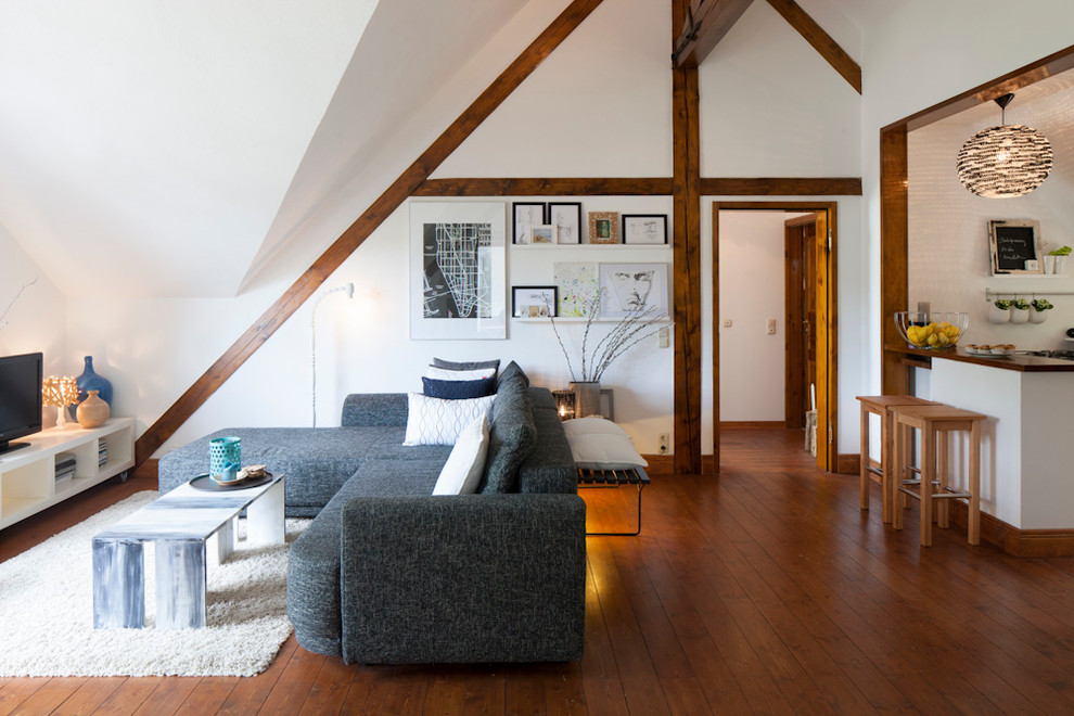 Mittelgroßes, Offenes Skandinavisches Wohnzimmer ohne Kamin mit weißer Wandfarbe, braunem Holzboden und freistehendem TV in Frankfurt am Main