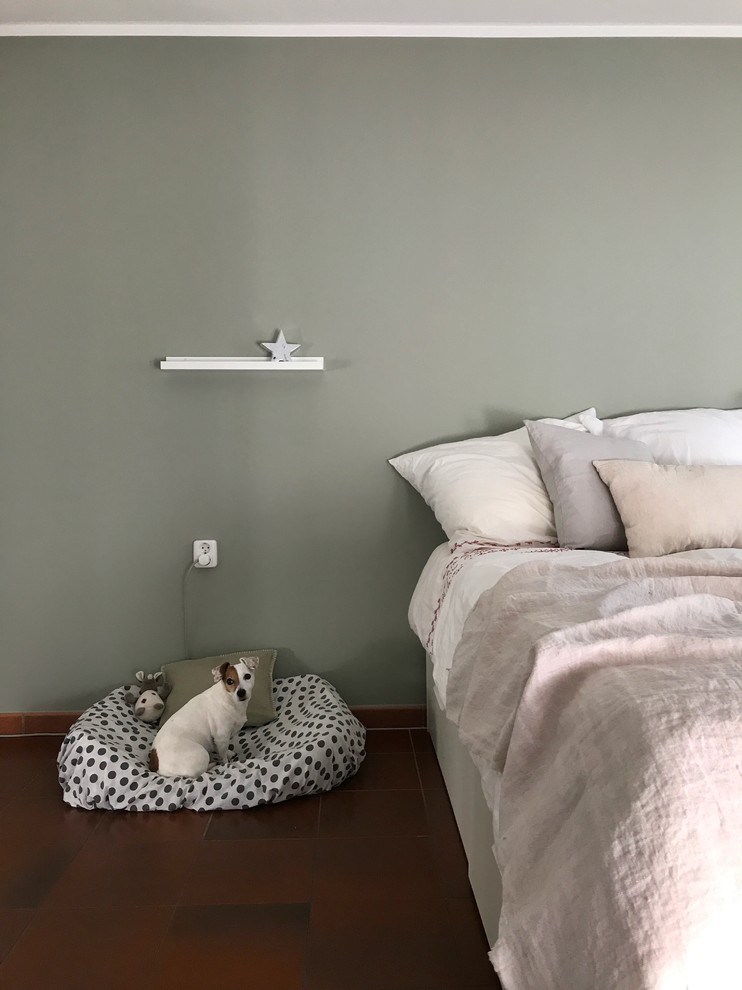 Стильный дизайн: изолированная гостиная комната среднего размера в скандинавском стиле с полом из терракотовой плитки и красным полом - последний тренд