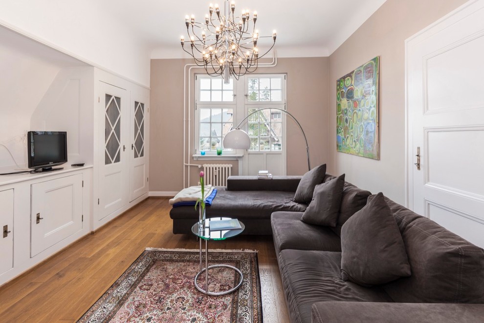 Mittelgroßes, Abgetrenntes Klassisches Wohnzimmer mit beiger Wandfarbe, braunem Holzboden und braunem Boden in Berlin