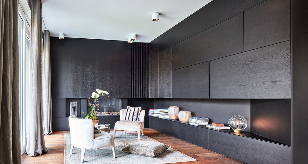 Mittelgroßes Modernes Wohnzimmer mit braunem Holzboden und braunem Boden in München