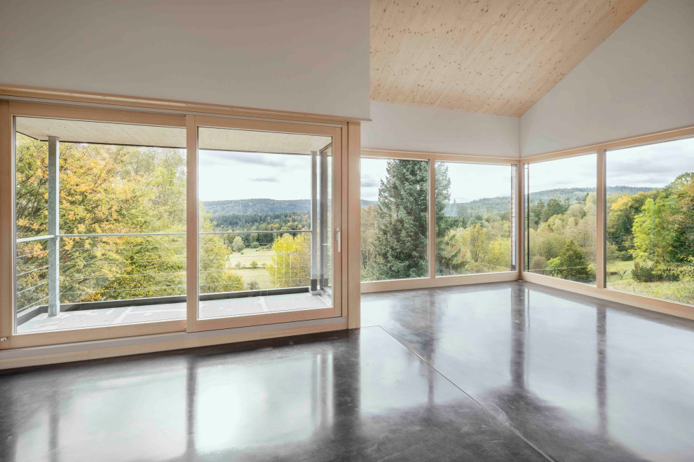 Стильный дизайн: большая открытая гостиная комната в современном стиле с полом из линолеума, серым полом, деревянным потолком и деревянными стенами - последний тренд