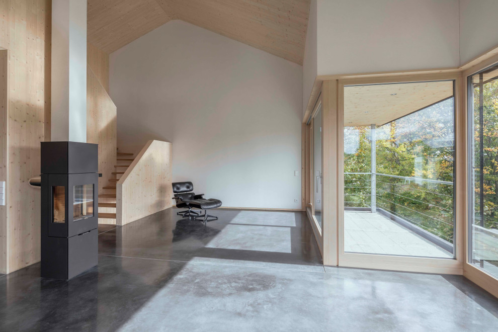 Свежая идея для дизайна: большая открытая гостиная комната в современном стиле с полом из линолеума, печью-буржуйкой, фасадом камина из металла, серым полом, деревянным потолком и деревянными стенами - отличное фото интерьера
