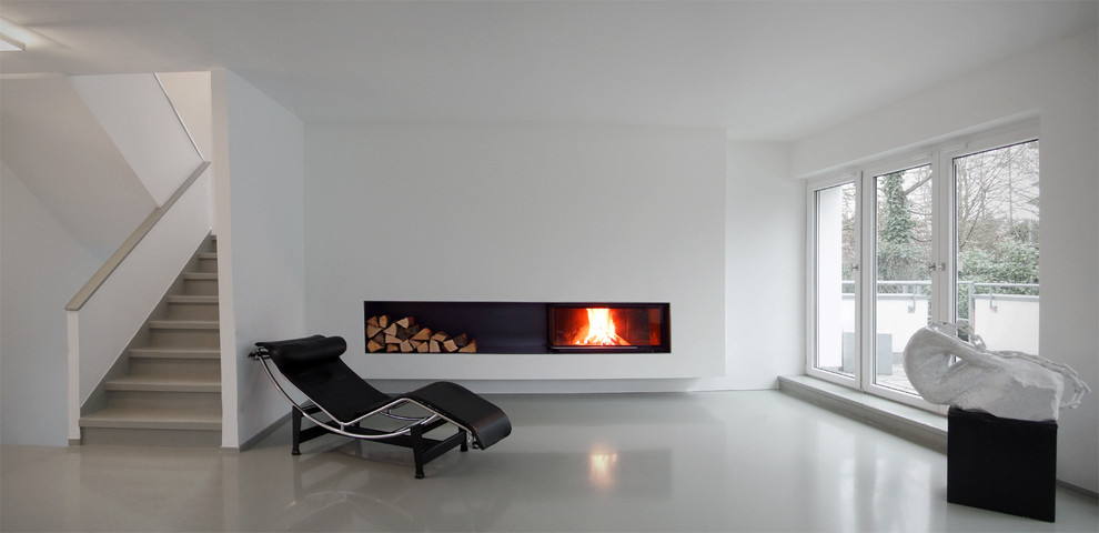Diseño de sala de estar abierta moderna grande con paredes blancas, suelo de linóleo, chimenea de esquina y marco de chimenea de yeso