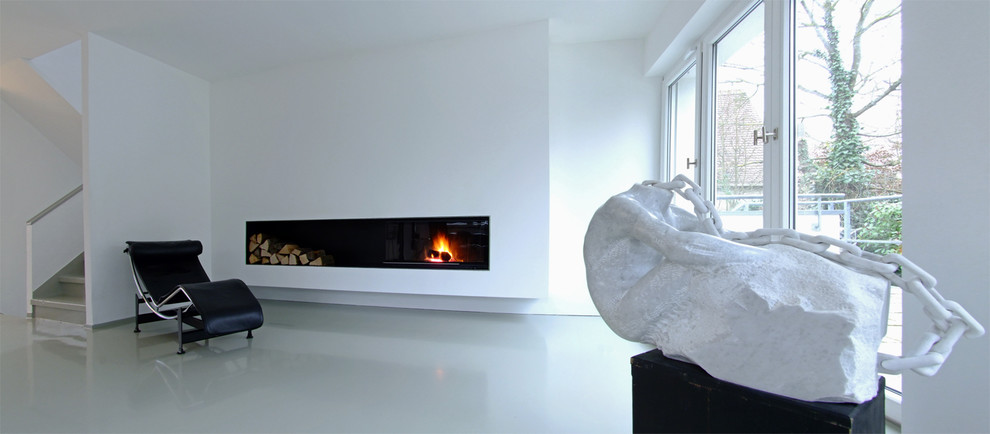 Modelo de salón abierto minimalista con chimeneas suspendidas y marco de chimenea de yeso