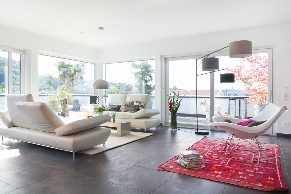 Contemporary formal living room in Stuttgart with white walls and concrete flooring.