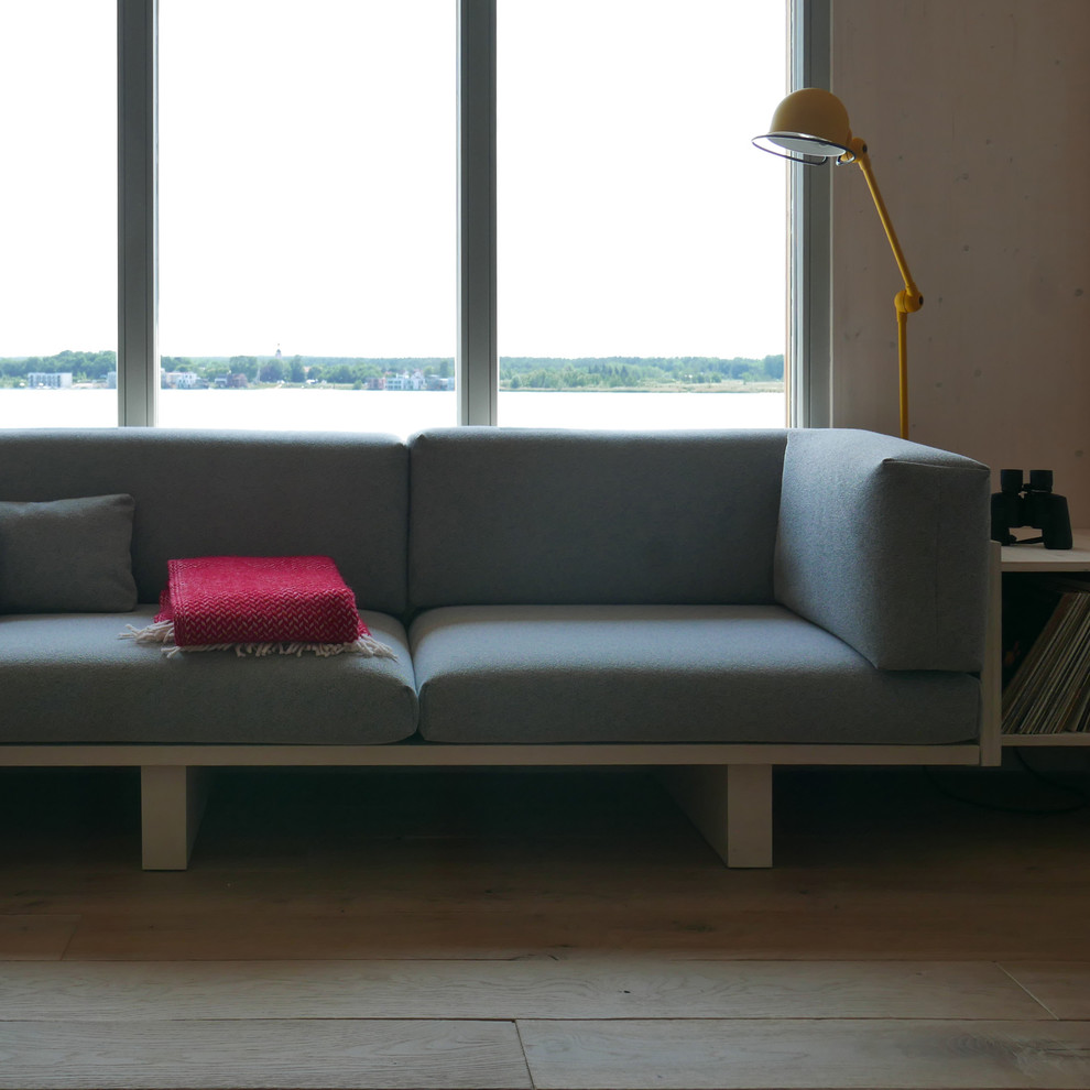 Ispirazione per un soggiorno minimal di medie dimensioni e aperto con parquet chiaro e stufa a legna