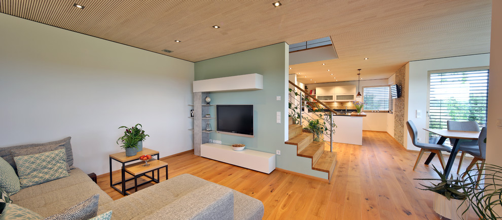 Источник вдохновения для домашнего уюта: открытая гостиная комната среднего размера в классическом стиле с серыми стенами, темным паркетным полом и телевизором на стене