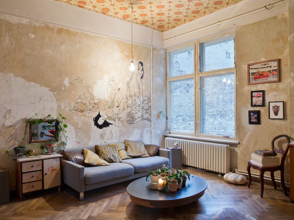 Exempel på ett stort shabby chic-inspirerat allrum, med flerfärgade väggar och mörkt trägolv