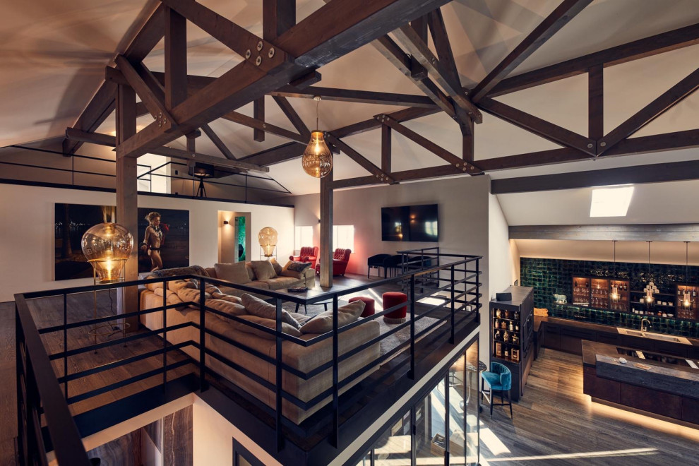 Источник вдохновения для домашнего уюта: парадная, открытая гостиная комната среднего размера в современном стиле с серыми стенами, темным паркетным полом и балками на потолке