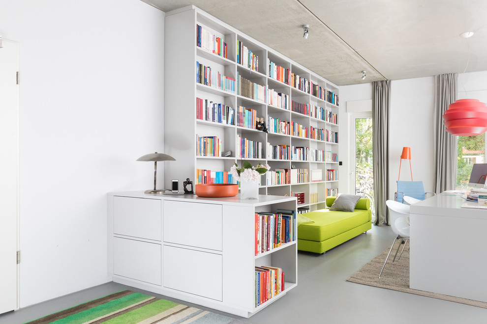 Mittelgroße, Fernseherlose, Abgetrennte Nordische Bibliothek ohne Kamin mit weißer Wandfarbe, Linoleum und grauem Boden in Berlin