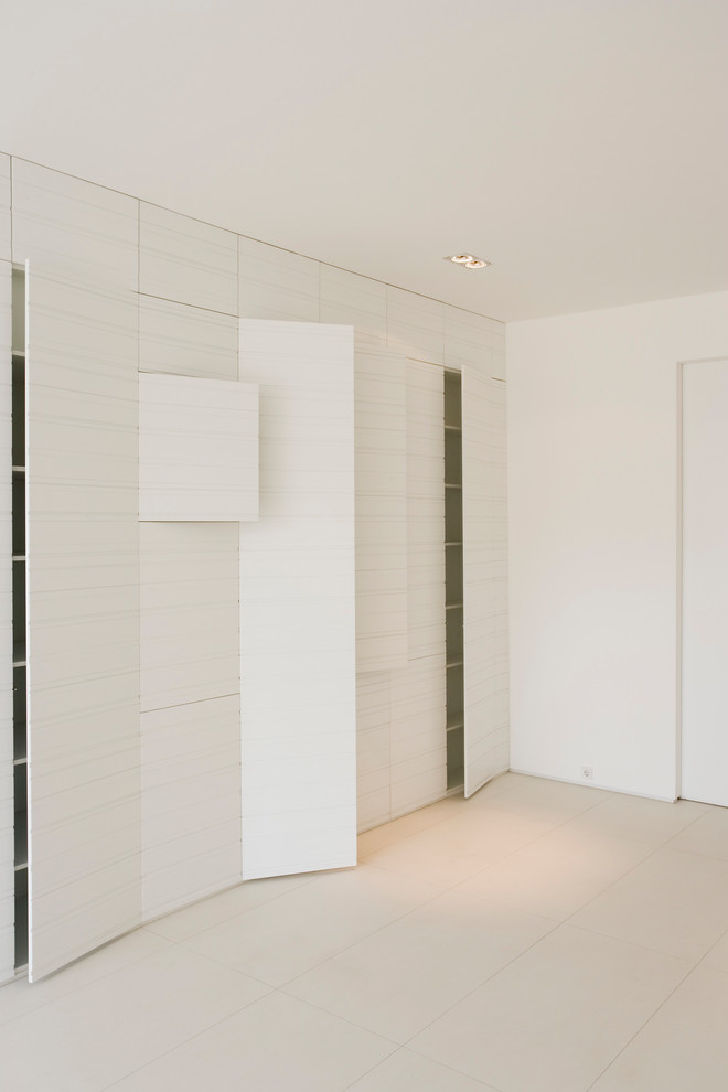 Geräumiges, Offenes Modernes Wohnzimmer mit weißer Wandfarbe und weißem Boden in Berlin
