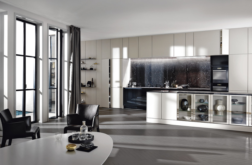 ミュンヘンにあるラグジュアリーな広いコンテンポラリースタイルのおしゃれなキッチン (フラットパネル扉のキャビネット、白いキャビネット、塗装フローリング、ステンレスカウンター、ベージュキッチンパネル、黒い床) の写真