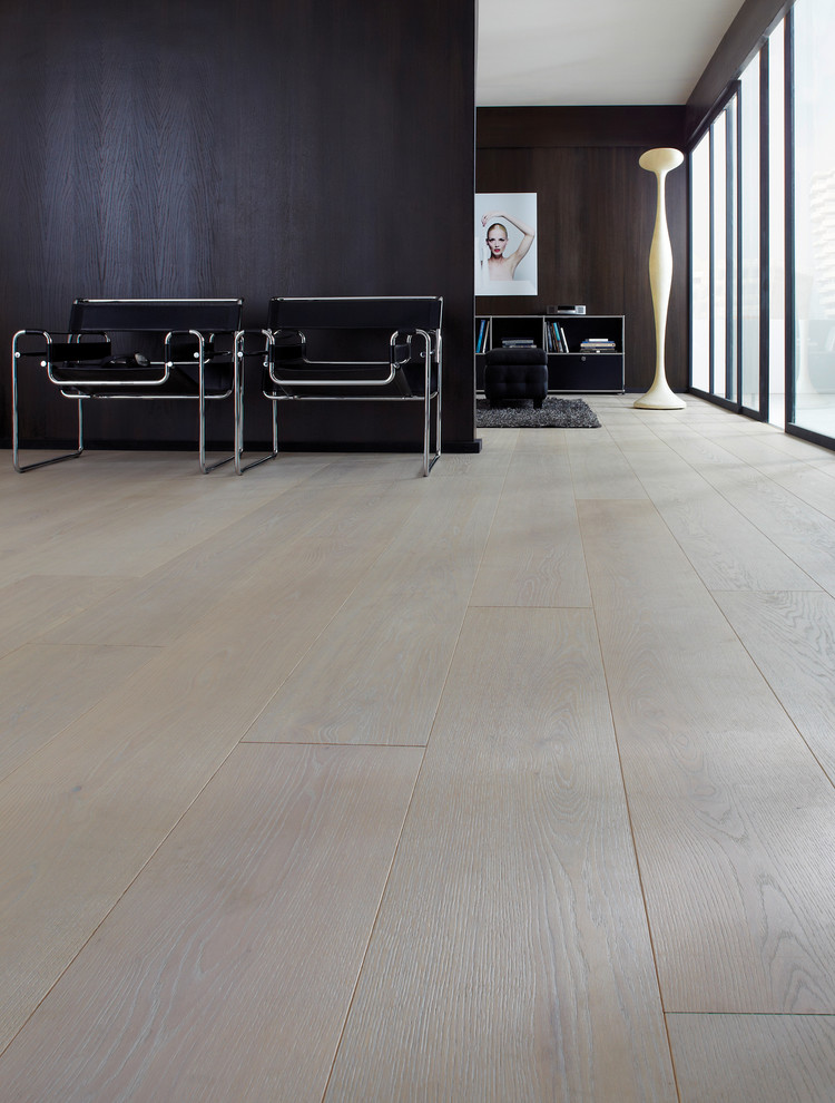 Ispirazione per un grande soggiorno design con pavimento in legno massello medio e pavimento bianco
