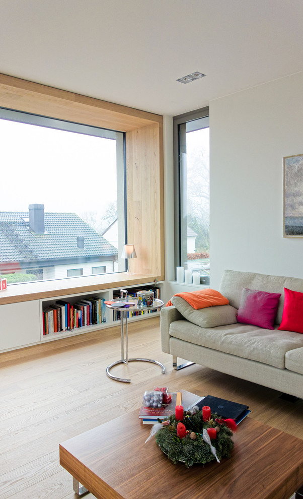Idee per un ampio soggiorno minimal aperto con sala formale, pareti bianche e parquet chiaro