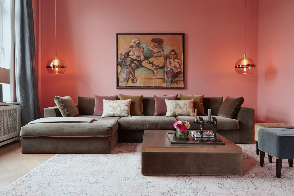 Klassisches Wohnzimmer mit braunem Holzboden, braunem Boden und rosa Wandfarbe in Hamburg