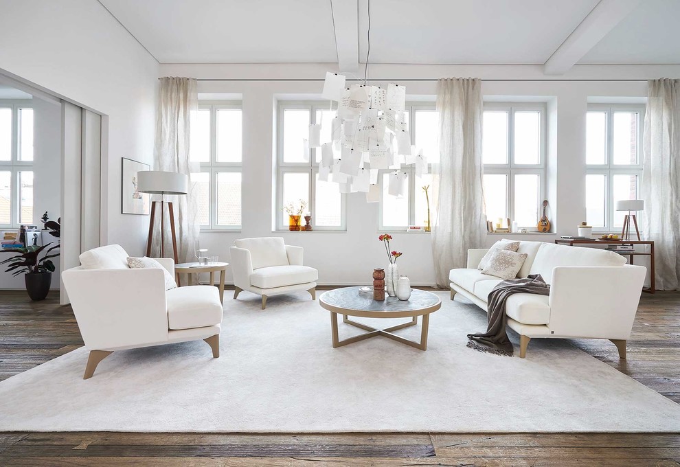 Idéer för stora minimalistiska separata vardagsrum, med vita väggar, mellanmörkt trägolv och brunt golv