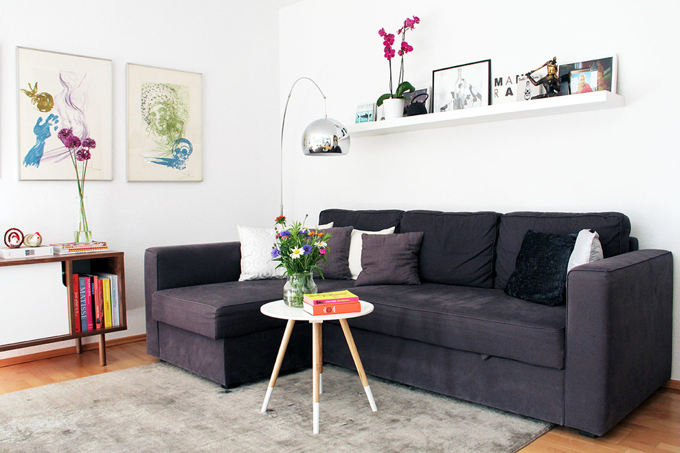 Repräsentatives, Kleines Nordisches Wohnzimmer mit weißer Wandfarbe und hellem Holzboden in Berlin