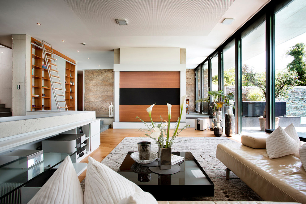 Repräsentatives, Geräumiges Modernes Wohnzimmer ohne Kamin, im Loft-Stil mit beiger Wandfarbe, braunem Holzboden und beigem Boden