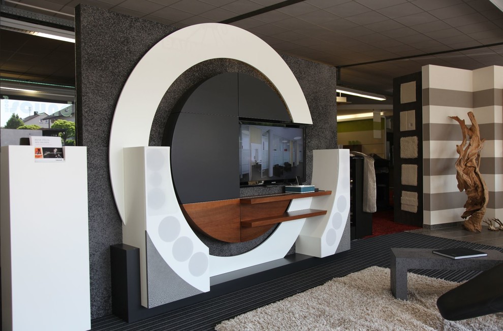 На фото: открытая гостиная комната среднего размера в современном стиле с мультимедийным центром, ковровым покрытием и серым полом с