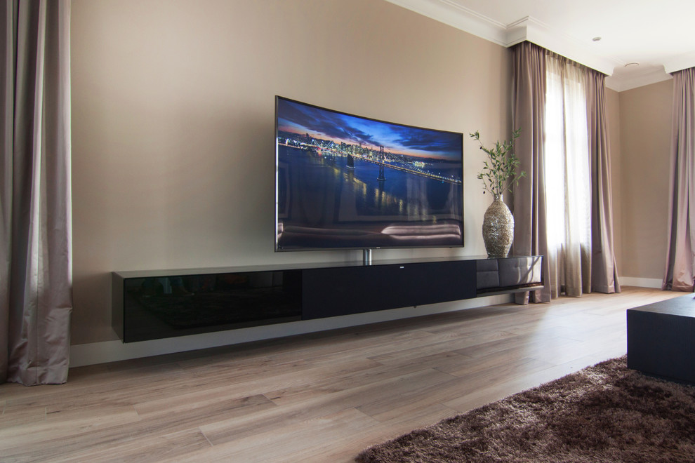 Cette image montre une très grande salle de séjour design ouverte avec un mur beige, parquet clair et un téléviseur indépendant.